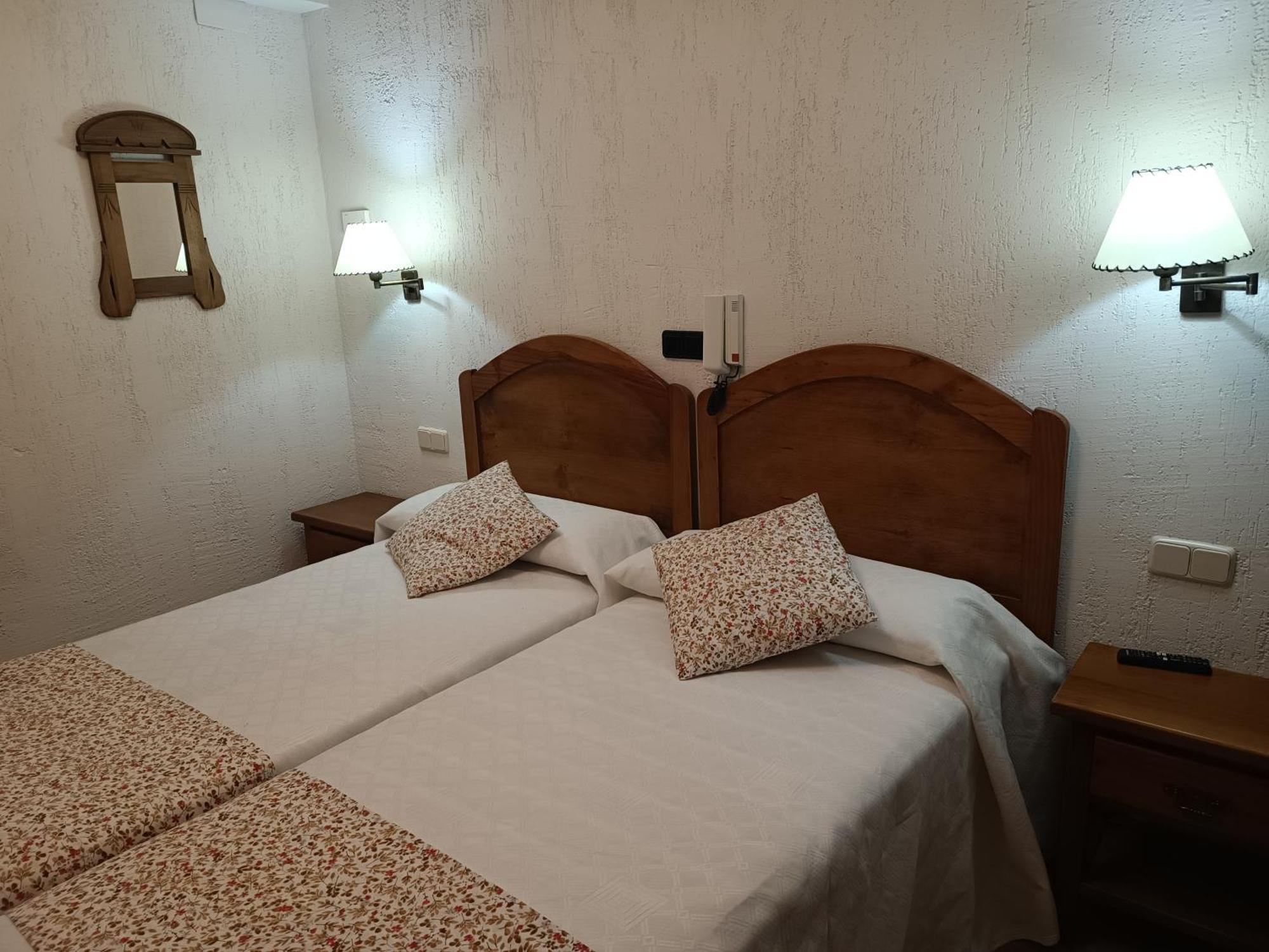 Hostal Decerca Pradena Room photo
